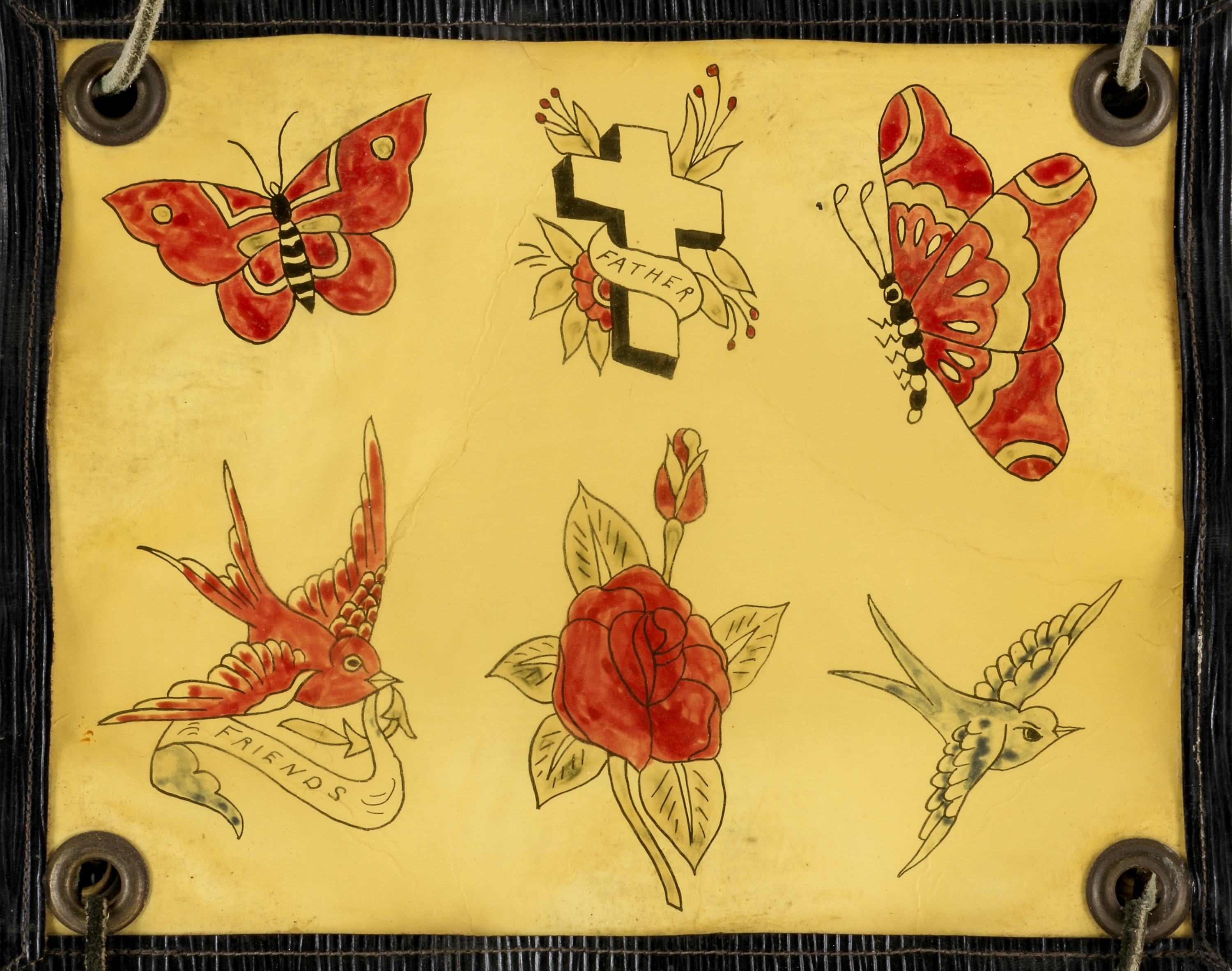 Flash histórico con mariposas, aves, una cruz y una rosa roja sobre cartón.