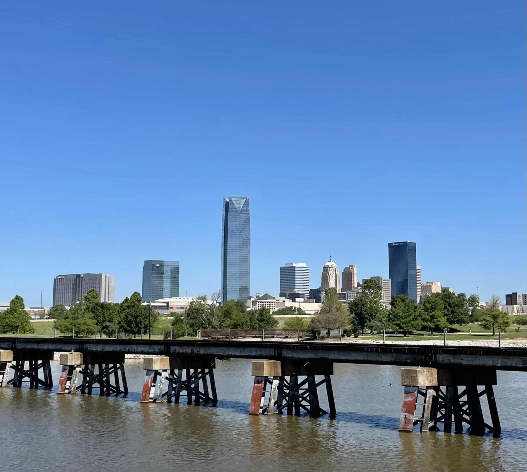 Vista del centro de Oklahoma City, fotografiado desde el río en mayo de 2024.