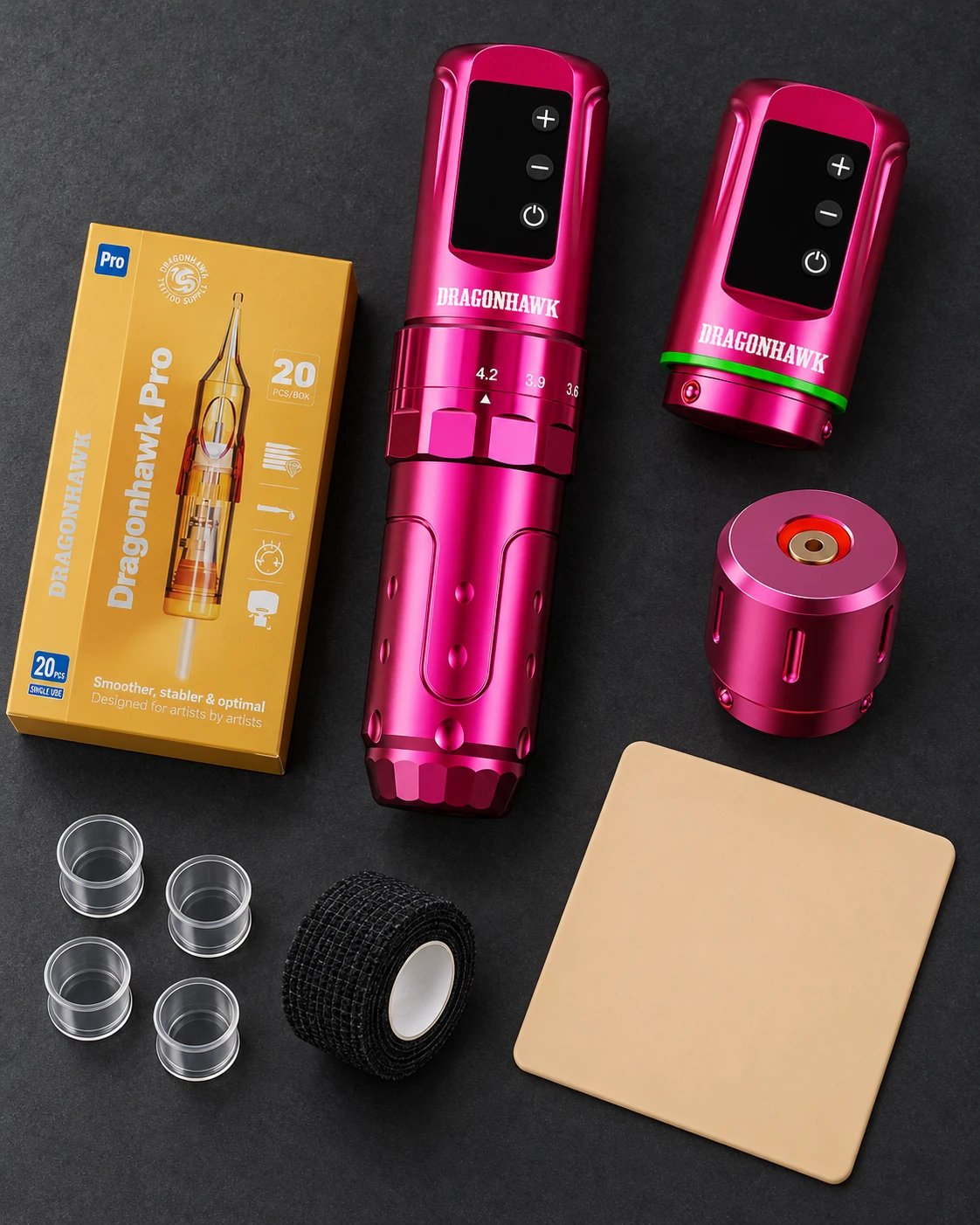 Dragonhawk L3 · kit de tatuaje rosa con accesorios sobre una mesa de estudio